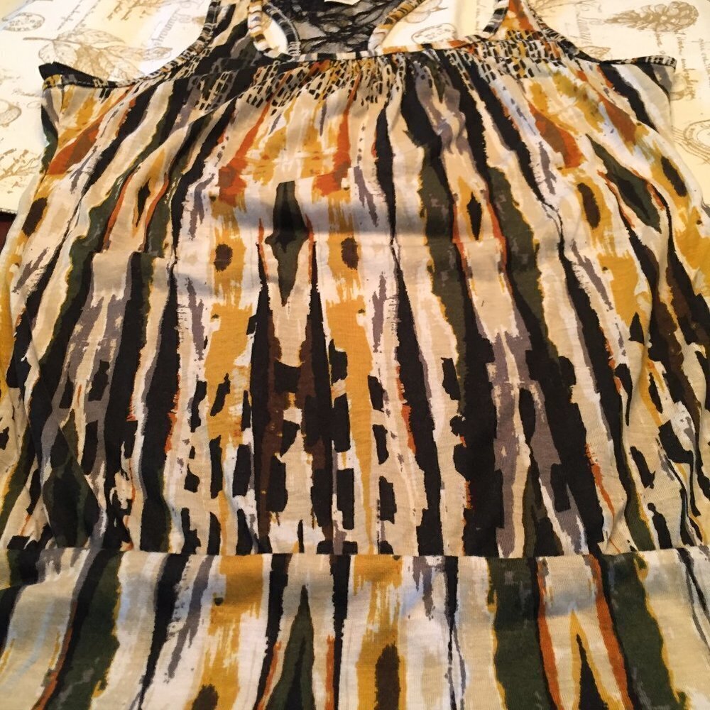 Black and Gold Lace Back Tank - Picture 4 of 12